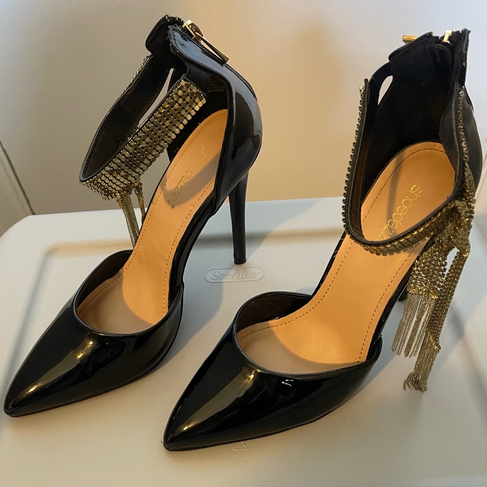 Shoe Dazzle Black Heels with Gold Chains